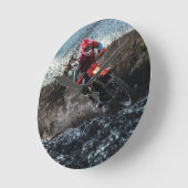 Dirte fietserrider gooit kussen ronde klok (Hoek)