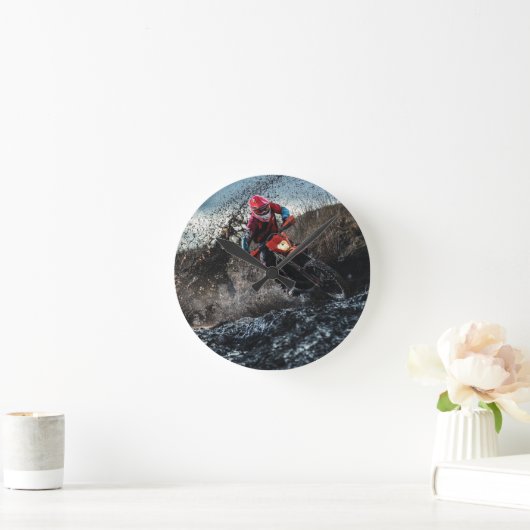 Dirte fietserrider gooit kussen ronde klok (Huis)