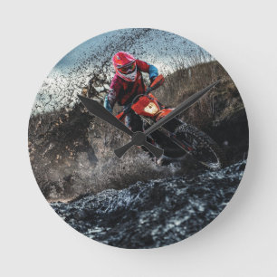 Dirte fietserrider gooit kussen ronde klok