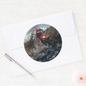 Dirte fietserrider gooit kussen ronde sticker (Envelop)