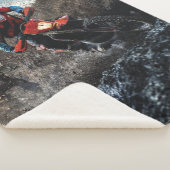 Dirte fietserrider gooit kussen sherpa deken (3/4)