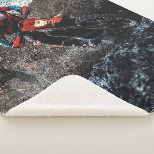 Dirte fietserrider gooit kussen sherpa deken (3/4)