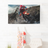 Dirte fietserrider gooit kussen spandoek (Insitu)