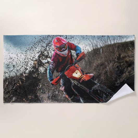 Dirte fietserrider gooit kussen strandlaken (Voorkant)