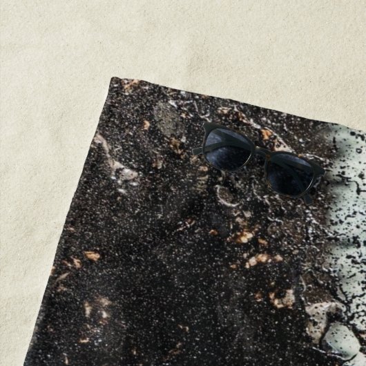 Dirte fietserrider gooit kussen strandlaken (In situ)