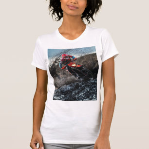 Dirte fietserrider gooit kussen t-shirt