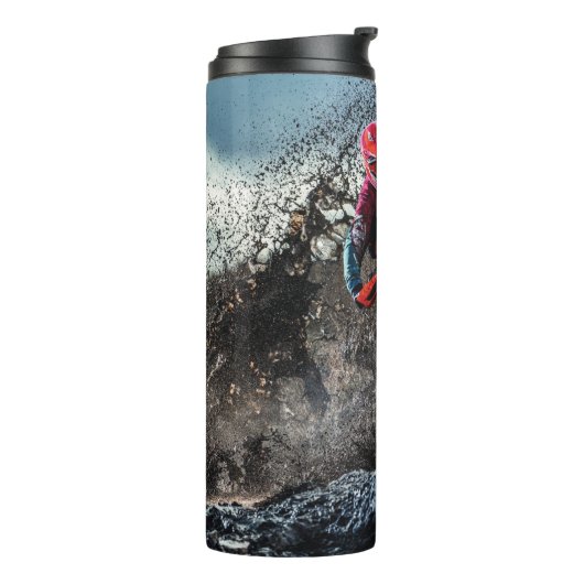 Dirte fietserrider gooit kussen thermosbeker (Gedraaid links)