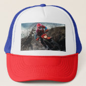 Dirte fietserrider gooit kussen trucker pet (Voorkant)