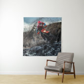 Dirte fietserrider gooit kussen wandkleed (In situ)