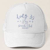 Dirty 30 Beach Club - Blauwe tekst Trucker Pet (Voorkant)