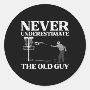 Discgolf Onderschat nooit oude man frisbee Frol Ronde Sticker