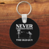 Discgolf Onderschat nooit oude man frisbee frol Sleutelhanger (Voorkant)