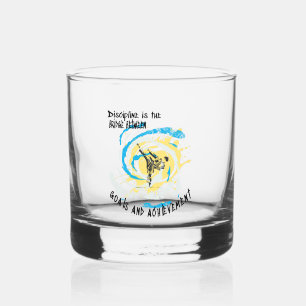 Discipline is de brug tussen doelen en vechtkunst whisky glas