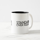 Discipline Over Motivation Minimalist  Tweekleurige Koffiemok (Voorkant rechts)