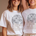 Disco Babe Bridal Party MOH Shirt<br><div class="desc">Stap terug in de tijd met onze Retro Disco Ball Bridal Shower Invitations & Decor collectie. Dompel jezelf onder in de nostalgie van de jaren 70 met gedempte beige en grijze bogen, versterkt door groovy zilveren glitterlettertypen. De iconische retro discobal staat centraal en roept een tijdperk van disco-glamour op, terwijl...</div>