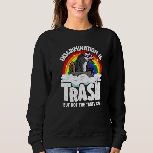 Discrimination Is Trash Opossum Rainbow Flag Gay P Trui (Voorkant)
