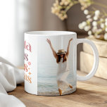 "Disfruta de las casas pequeñas" Aangepaste foto Koffiemok<br><div class="desc">Koester de eenvoudige geneugten van het leven met de "Disfruta de las Cosas Pequeñas" Custom Photo Coffee Mok. Deze gepersonaliseerde mok is voorzien van de hartverwarmende uitdrukking "Disfruta de las Cosas Pequeñas" ("Geniet van de kleine dingen") elegant weergegeven naast uw favoriete foto. Het ontwerp combineert boho-geïnspireerde elementen met uw persoonlijke...</div>