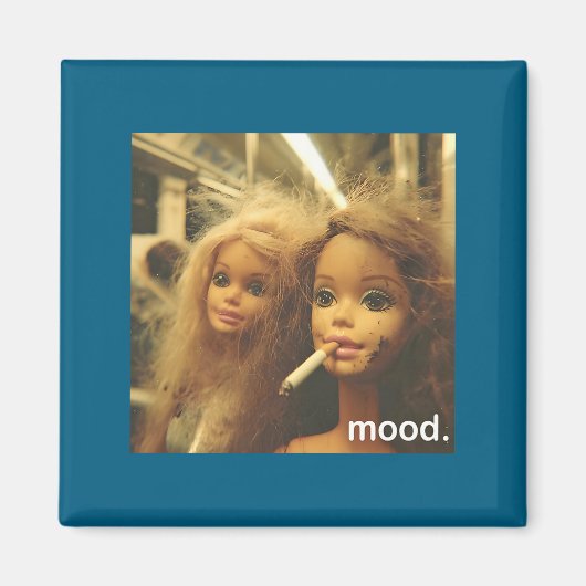 Distressed Doll Face Meme Premium Magneet (Voorkant)