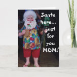 DIT BEACH SANTA HOPES MOM'S CHRISTMAS IS JOLLY FEESTDAGEN KAART<br><div class="desc">MAAK DIT JAAR VOOR 'MOM'. Hij ziet er zeker niet uit alsof hij op de Noordpool is,  maar hij ziet er wel JOLLY uit:)</div>