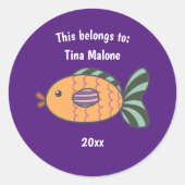Dit behoort tot Back to School Fish Paars Ronde Sticker (Voorkant)