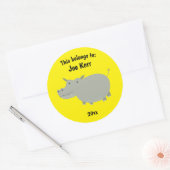 Dit behoort tot Back to School Leuke Hippo Geel Ronde Sticker (Envelop)