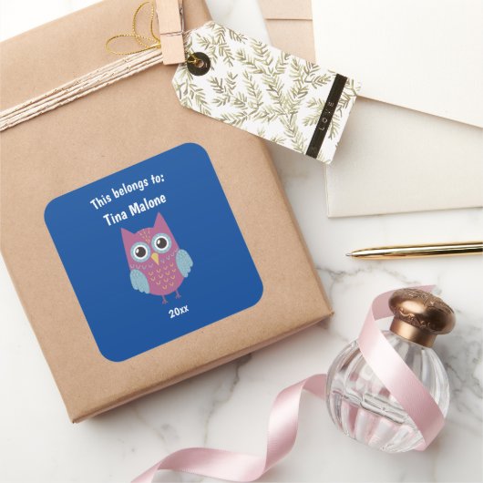 Dit behoort tot Back to School Paars Owl Blue Vierkante Sticker (Geschenken)