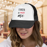 Dit ben ik niet | Trendy humoristische typografie  Trucker Pet<br><div class="desc">In een wereld waar labels alomtegenwoordig zijn en identiteit voortdurend in twijfel wordt getrokken, doet dit Pet een gedurfde, humoristische uitspraak: dit is niet ik. Maar wat betekent het echt? Is het een speelse ontkenning, een diepere reflectie op zelfperceptie, of gewoon een brutale manier om de wereld om je heen...</div>