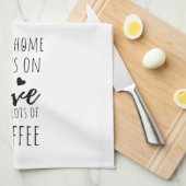 Dit Huis draait op liefde en veel koffie Theedoek (Quarter Fold)