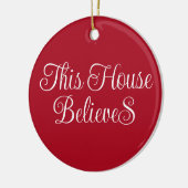 Dit Huis gelooft typografie script rood Keramisch Ornament (Links)