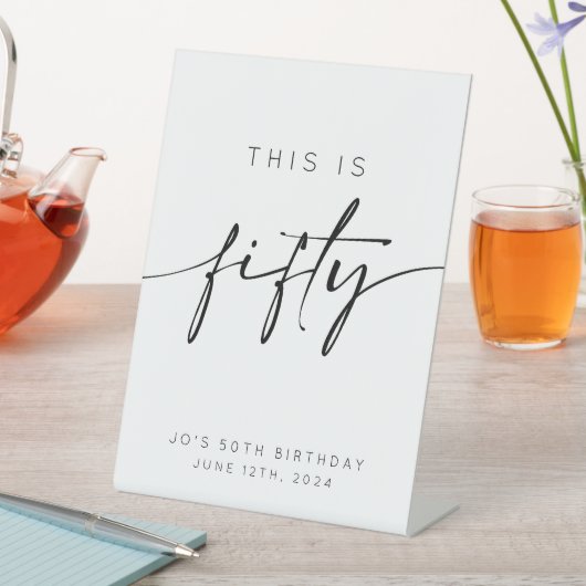 Dit is 50ste verjaardag reclamebord met voetstuk (Insitu)