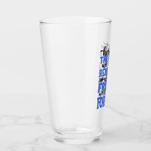 Dit is de nachten die we ons niet herinneren met e glas (Rechts)