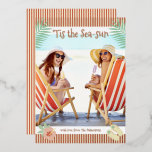 Dit is de Zee-zon tropische zomerkerst Folie Feestdagenkaart<br><div class="desc">'Tis Het Zee-zon Tropisch strand Zomer Kerst Kaarten Folie Vakantie Kaarten beschikt over uw favoriete foto omringd door een leuk strand thema lijst van teenslippers, palmbladeren en bloemen met een iets retro sfeer met echte folie accenten. Personaliseer de leuke moderne handgeschreven scripttypografie door de tekst in het meegeleverde tekstvak te...</div>