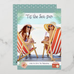 Dit is de Zee-zon tropische zomerkerst Folie Feestdagenkaart<br><div class="desc">'Tis Het Zee-zon Tropisch strand Zomer Kerst Kaarten Folie Vakantie Kaarten beschikt over uw favoriete foto omringd door een leuk strand thema lijst van teenslippers, palmbladeren en bloemen met een iets retro sfeer met echte folie accenten. Personaliseer de leuke moderne handgeschreven scripttypografie door de tekst in het meegeleverde tekstvak te...</div>