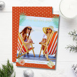 Dit is de Zee-zon tropische zomerkerst Folie Feestdagenkaart<br><div class="desc">'Tis Het Zee-zon Tropisch strand Zomer Kerst Kaarten Folie Vakantie Kaarten beschikt over uw favoriete foto omringd door een leuk strand thema lijst van teenslippers, palmbladeren en bloemen met een iets retro sfeer met echte folie accenten. Personaliseer de leuke moderne handgeschreven scripttypografie door de tekst in het meegeleverde tekstvak te...</div>