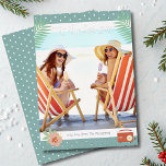 Dit is de Zee-zon tropische zomerkerst Folie Feestdagenkaart<br><div class="desc">'Tis Het Zee-zon Tropisch strand Zomer Kerst Kaarten Folie Vakantie Kaarten beschikt over uw favoriete foto omringd door een leuk strand thema lijst van teenslippers, palmbladeren en bloemen met een iets retro sfeer met echte folie accenten. Personaliseer de leuke moderne handgeschreven scripttypografie door de tekst in het meegeleverde tekstvak te...</div>