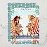 Dit is de Zee-zon tropische zomerkerst Folie Uitnodiging<br><div class="desc">Deze Zee-zon tropische beach Summer Kerstmis Folie Stamped Kerstmis Kaarten laten je favoriete foto zien, omringd door een leuk strand met het lijst teenslippers, palmbladeren en bloemen met een enigszins retro vibe. Pas de leuke moderne handgeschreven manuscripttypografie aan door de tekst in het verstrekte tekstvakje uit te geven. FOTO TIP:...</div>