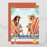 Dit is de Zee-zon tropische zomerkerst Folie Uitnodiging<br><div class="desc">Deze Zee-zon tropische beach Summer Kerstmis Folie Stamped Kerstmis Kaarten laten je favoriete foto zien, omringd door een leuk strand met het lijst teenslippers, palmbladeren en bloemen met een enigszins retro vibe. Pas de leuke moderne handgeschreven manuscripttypografie aan door de tekst in het verstrekte tekstvakje uit te geven. FOTO TIP:...</div>