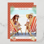 Dit is de Zee-zon tropische zomerkerst Folie Uitnodiging<br><div class="desc">'Dit Zee-zon Tropische Beach Summer Kerstmis Folie Stamped Kaarten hebben je favoriete foto omringd door een leuk strand met het lijst van teenslippers, palmbladeren en bloemen met een enigszins retro vibe. Pas de leuke moderne handgeschreven manuscripttypografie aan door de tekst in het verstrekte tekstvakje uit te geven. FOTO TIP: centreer...</div>