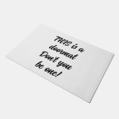 Dit is een deurmat Wees er geen! (Schuin)