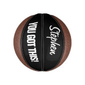 Dit is een gepersonaliseerd mini basketbal cadeau. (Verticaal)