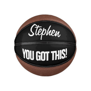 Dit is een gepersonaliseerd mini basketbal cadeau.