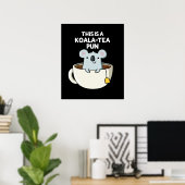 Dit is een Koala-tea Pun Funny Koala Pun Dark BG Poster (Thuiskantoor)