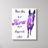 Dit is een paard van een ander kleurenPaars Canvas Afdruk (Voorkant)