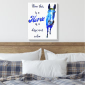 Dit is een paard van een andere kleur in blauw canvas afdruk (Insitu (Slaapkamer))