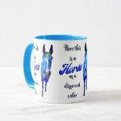 Dit is een paard van een andere kleur in blauw mok (Voorkant links)