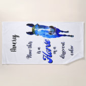 Dit is een paard van een andere kleur in blauw strandlaken (Voorkant)