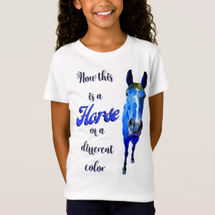 Dit is een paard van een andere kleur in blauw t-shirt