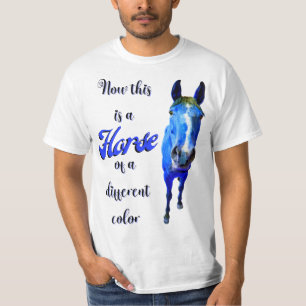 Dit is een paard van een andere kleur in blauw t-shirt