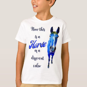 Dit is een paard van een andere kleur in blauw t-shirt