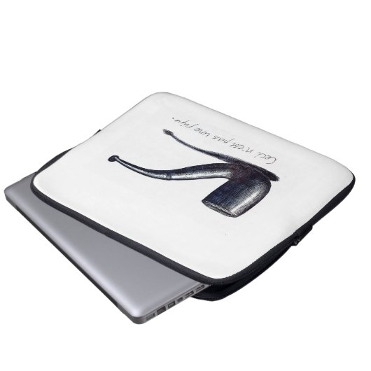 Dit is geen pijp - met de hand getekende schets laptop sleeve (Voorkant onderkant)
